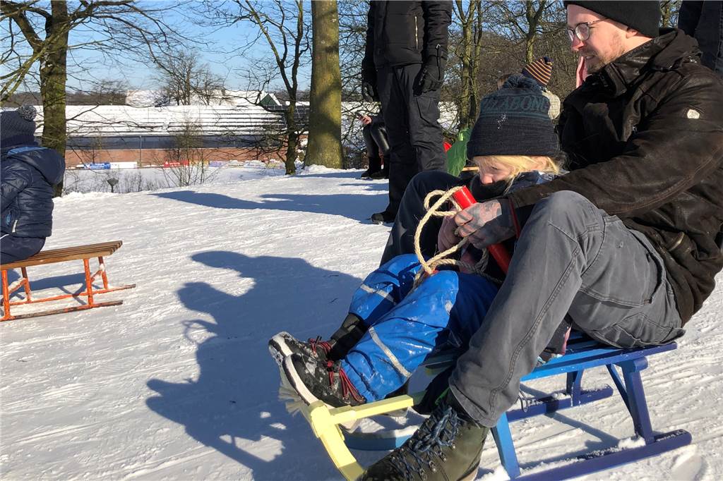 Rodelspaß: Stadtlohn will keine Winterberger Verhältnisse auf dem Losberg Jens Beutel wagt mit Sohn Ivo eine Abfahrt auf der Losberg-Piste.
