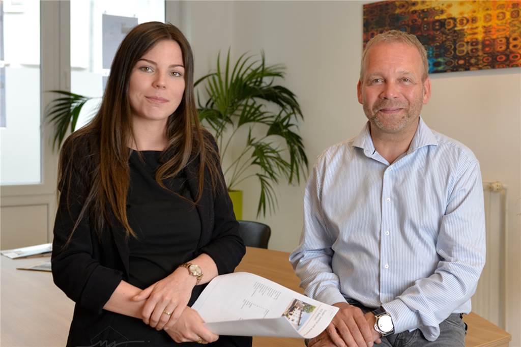 Tipps für Hauskäufer: Gut vorbereiten, spitz rechnen, schnell handeln Jens Blume und seine Mitarbeiterin Nancy Dinc im Büro des Immobilienmaklers an der Ickerner Straße.