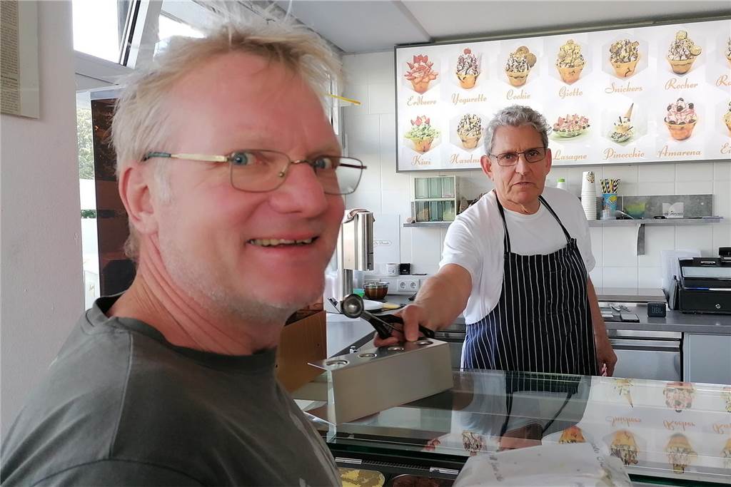 Bei Da Donato kostet eine Kugel Eis 2023 genauso viel wie 2022 Kunde Jens Boog vor der Verkaufstheke der Eismanufaktur. Im Hintergrund Inhaber Detlef Donato.