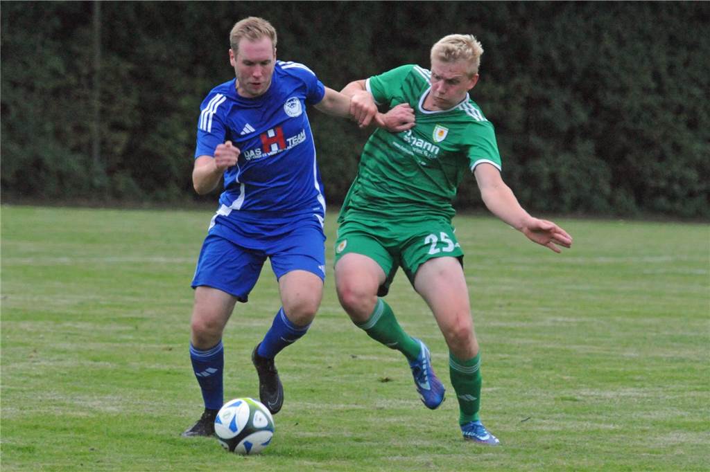 Tim Böing und Jens Büsker machen weiter Jens Büsker (l.) soll der Stadtlohner Mannschaft mit seiner Erfahrung weiterhin auf dem Platz helfen.