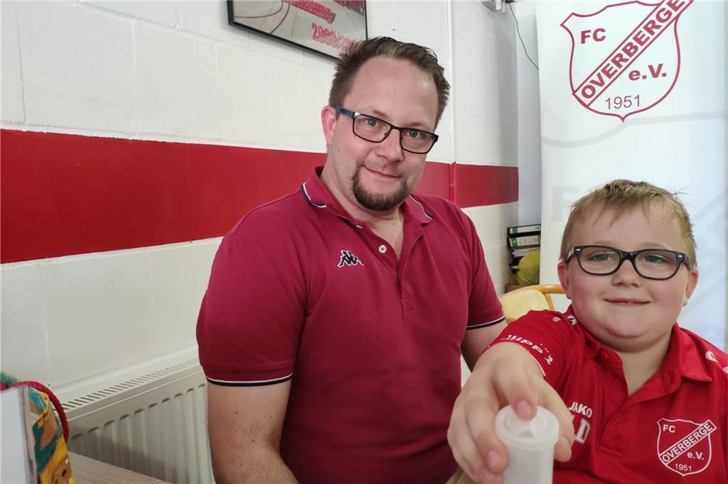 Vermeintliche Pflichtaufgaben für die Oberligisten, Stadtderby bei den Frauen Jens Dolch, Pokalspielleiter des Fußballkreises Unna/Hamm und sein Sohn Luca (9) hatten Spaß bei der Auslosung.