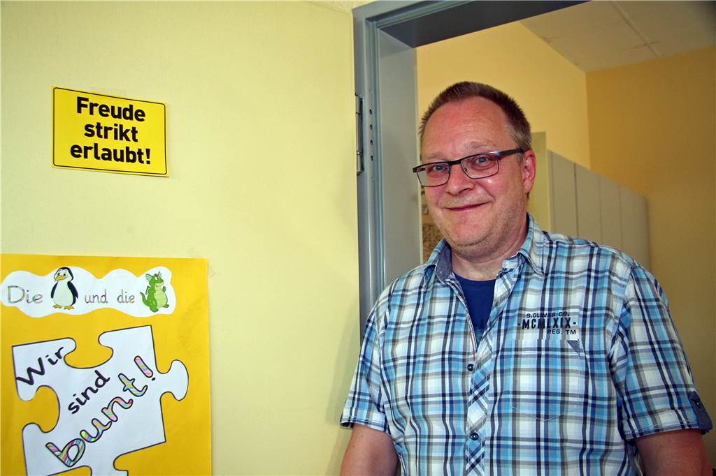 75 Erstklässler – mobiles Klassenzimmer für Dortmunder Grundschule schwebt mit dem Kran ein Jens Emanuelsson leitet die Schragmüller-Grundschule seit rund 2,5 Jahren. Der neuen Herausforderung mit einer zusätzlichen Eingangsklasse in einem mobilen Klassenzimmer sieht er gelassen entgegen.