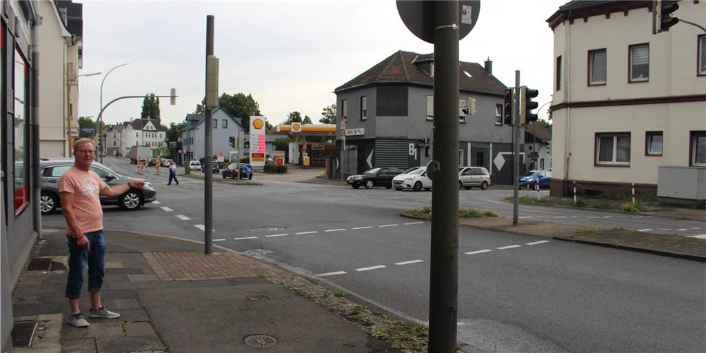 Vier Unfälle an drei Tagen: Chaos auf B235-Kreuzung im Dortmunder Westen Jens Gottschalk an der kaputten Ampel. Die Autos, die von links und rechts auf die Provinzialstraße wollen, müssen sich langsam vortasten.