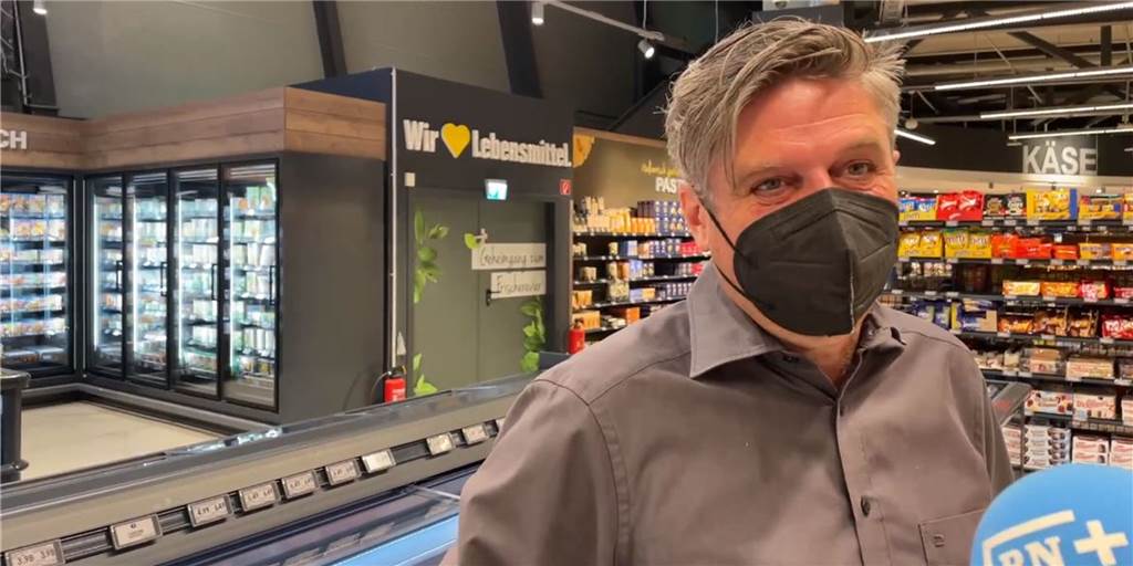 Wiedereröffnung von Edeka Gronemann, Post und Bäckerei: „Ganz großes Kino“ Jens Gronemann haben die Umbaumaßnahmen viele Nerven gekostet, wie er am Eröffnungstag gesteht.