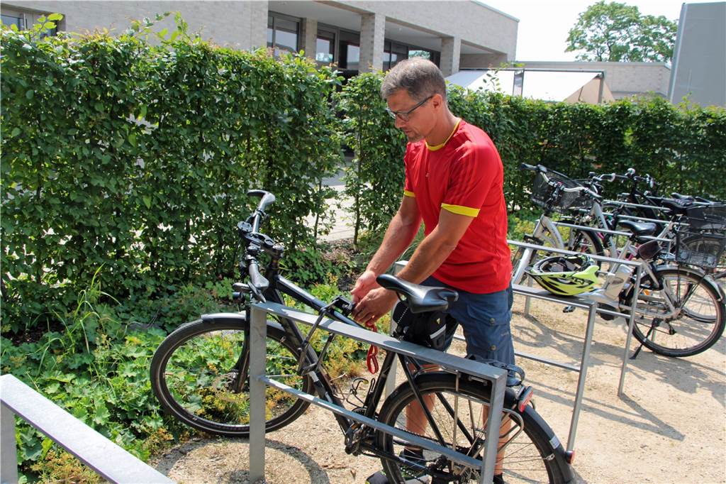 Mit Video: Fahrrad spielte beim Job-Wechsel nach Werne wichtige Rolle Jens Hirsch schließt sein Rad, wie an fast jedem Arbeitstag, am Bügel vorm Solebad an.