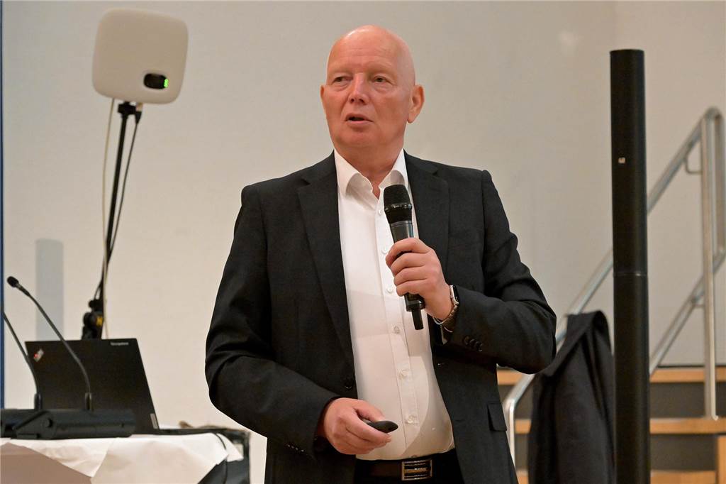 Großes Interesse an Bürgerinfo zur Sanierung von Ovelgönne und Co. Jens Klähnhammer vom Planungsbüro Fischer Teamplan erläutert das Vorhaben.