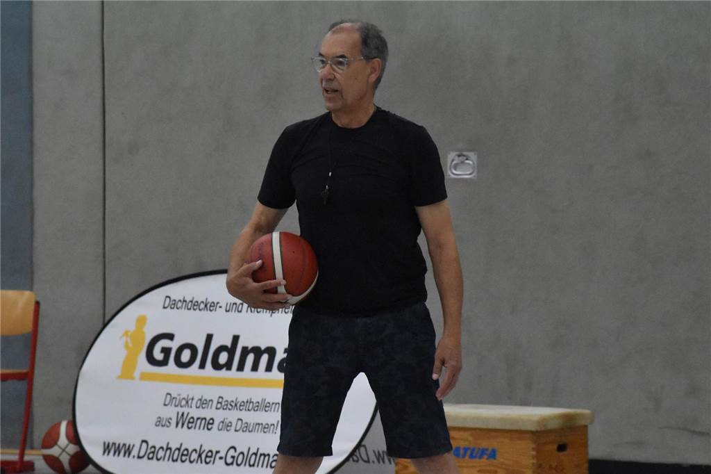 LippeBaskets bejubeln 300 Mitglieder: Zu Besuch bei Familie Janicki Jens König steht in der Halle.