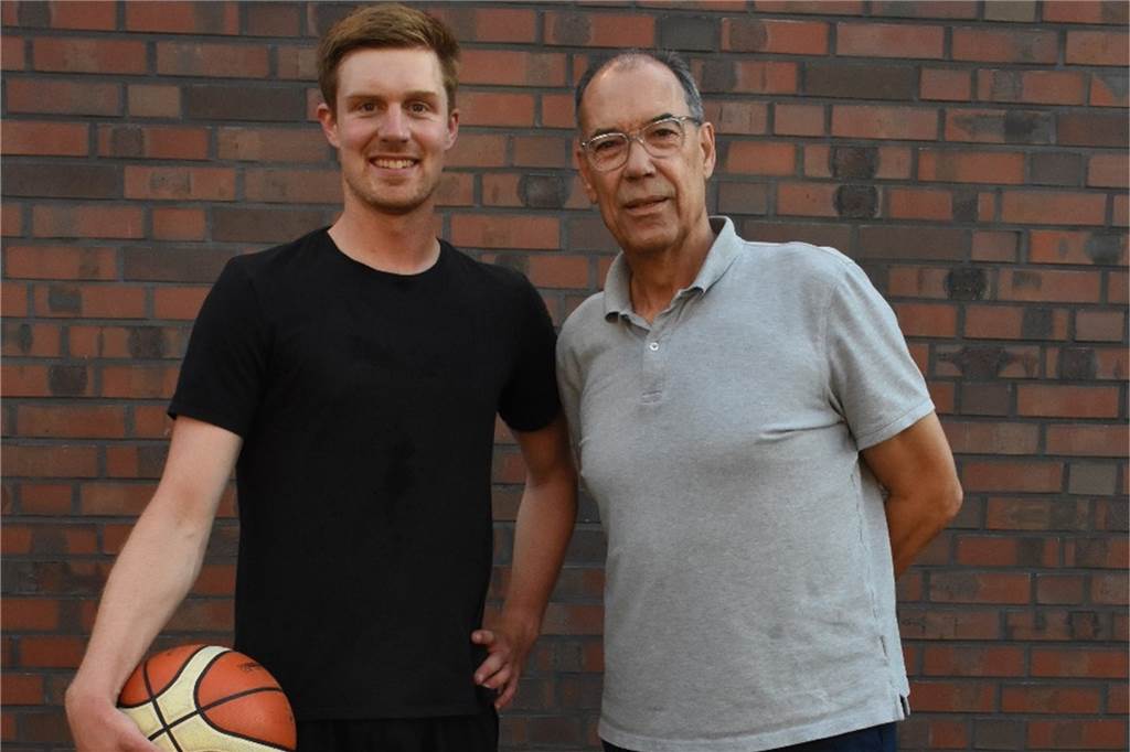 Jens König (r.) hat den ersten LippeBaskets-Neuzugang Dominic Böcker vorgestellt.