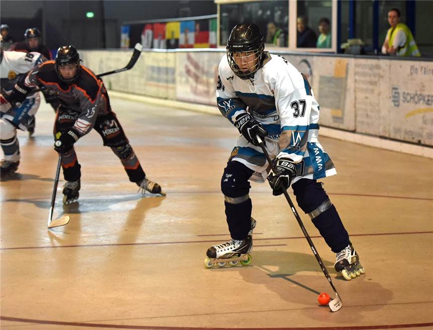 Mitteldrittel entscheidet Spiel Jens Kuczwalska (r.) auf dem Weg zum 2:1 für die Maidy Dogs.