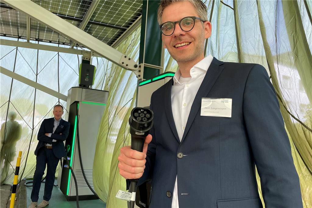 Jens Langensiepen (Stadtwerke) gilt als Ideengeber für 100 Ladesäulen in Castrop-Rauxel. Gemeinsam mit Ulrich Breilmann (l.) setzte man das ambitionierte Projekt in den vergangenen Jahren um. Ende Januar 2023 ging die erste grüne Stadtwerke-Säule in Betrieb.