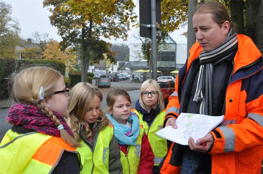 So soll der Schulweg für Kinder sicherer werden Jens Leven geht mit den kleinen Verkehrsdetektiven die Wege um die Ludgerischule ab. Sie sahen sich an, an welchen Stellen der Schulweg für die Kinder gefährlich sein kann.