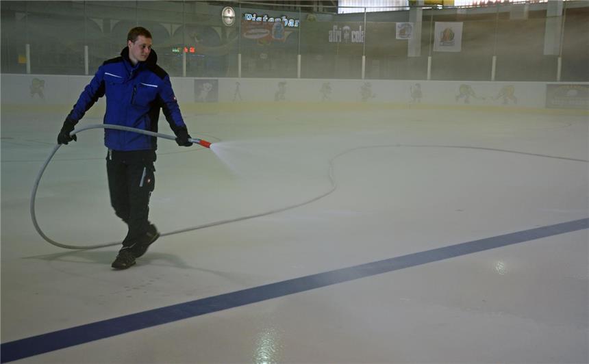 Schlittschuhläufer sind heiß auf Eis Jens Löker macht das Eis in der Eissporthalle.