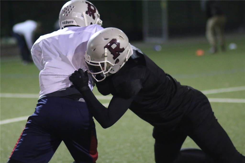 Warum Jens Mumm den Super Bowl verpasst, obwohl er glühender Fan ist Jens Mumm (r.) versucht bei einer Übung, seinen Gegenspieler nicht vorbei zu lassen.