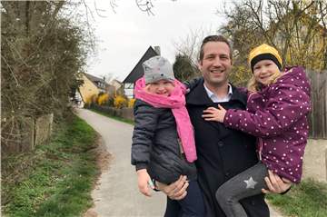 Jens Nagelschmidt - hier mit seinen Töchtern Isabella und Alessandra - lebt seit 2001 in Geisecke. Und das gerne.