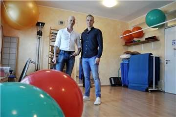 Jens Oberschewen (43) und Benedikt Weidig (26) haben die Praxis Rau in Olfen übernommen.