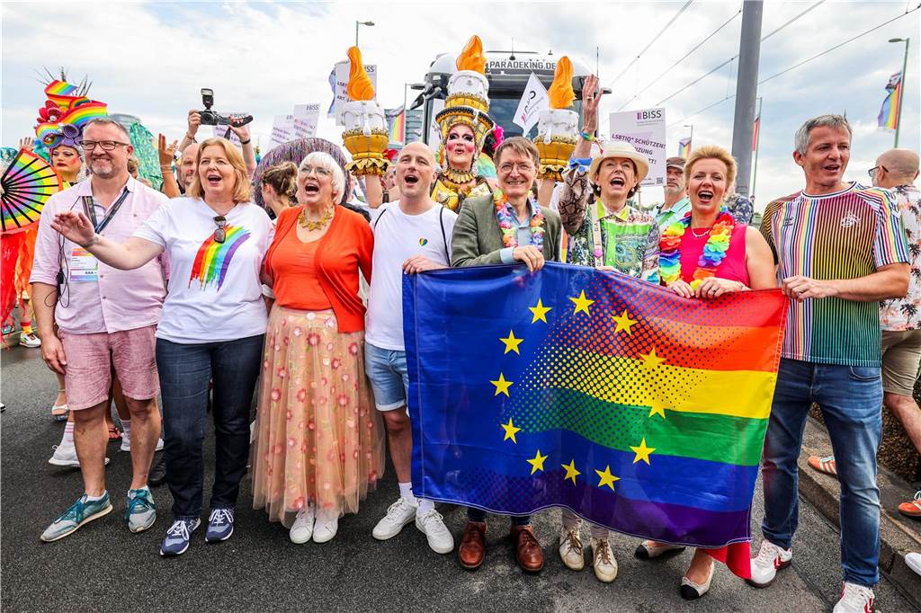CSD in Köln: Parade mit 60.000 Teilnehmern gestartet Jens Pielhau (von links), Vorstand Cologne Pride, Bärbel Bas (SPD), Bundestagspräsidentin, Claudia Roth (Grüne), Staatsministerin für Kultur und Medien, Martin Hommel, Karl Lauterbach (SPD) Bundesgesundheitsminister, Henriette Reker, Oberbürgermeisterin der Stadt Köln, Ina Brandes (CDU), Ministerin für Kultur und Wissenschaft beim CSD in Köln. M...