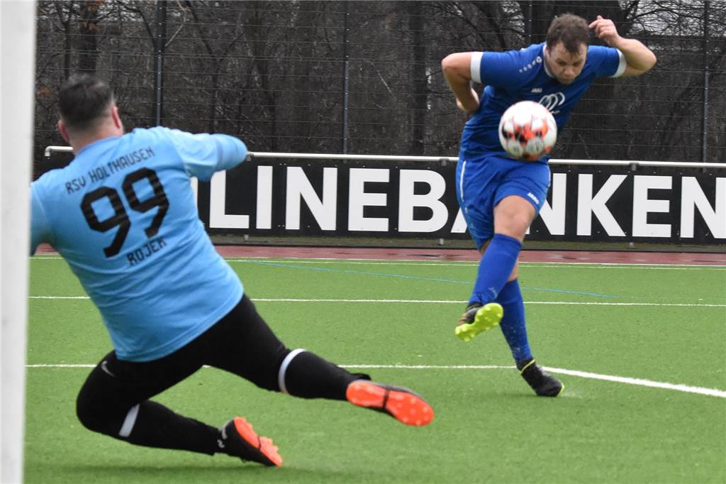 Noch sieben Spieltage in der Kreisliga A2 Jens Randermann (r.) scheitert zwar hier, ist aber beim VfB Waltrop mit zehn Saisontoren gefährlichster Torschütze.