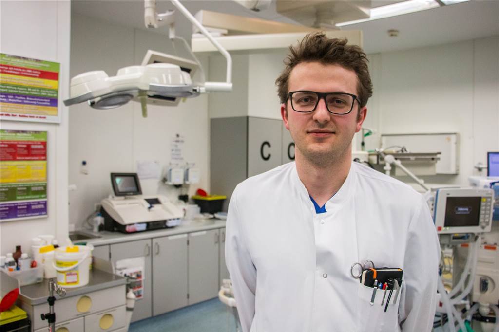 „Ich behandle immer nur einen Patienten. Ich mache nicht die Welt besser.“ Jens Scheidgen (28), Assistensarzt am Klinikum.