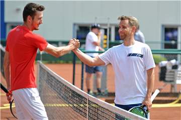 Jens Schöpper (r.) von der TG Stadtlohn/Ahaus nach seinem Einzelsieg gegen Fabian Pappert vom Dorstener TC II.