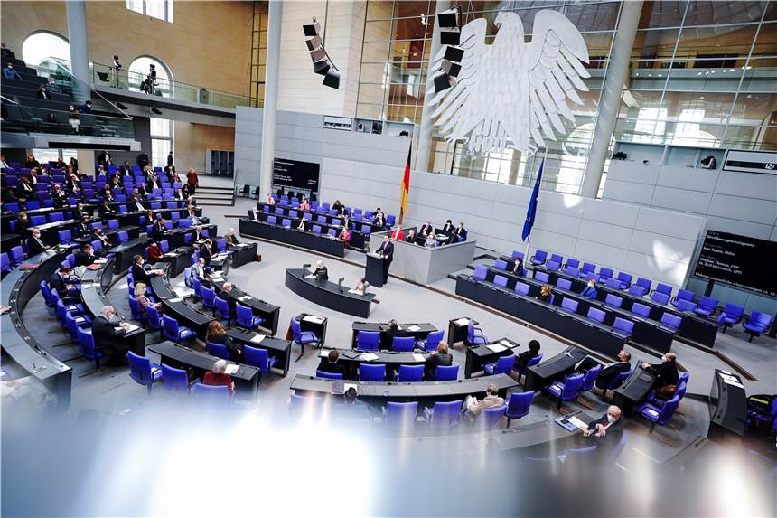 Jens Spahn (CDU), Bundesminister für Gesundheit, sprach bei der Sitzung des Bundestags. Thema war die 2./3. Lesung zur Änderung des Infektionsschutzgesetzes mit anschließender Abstimmung über das Gesetz.
