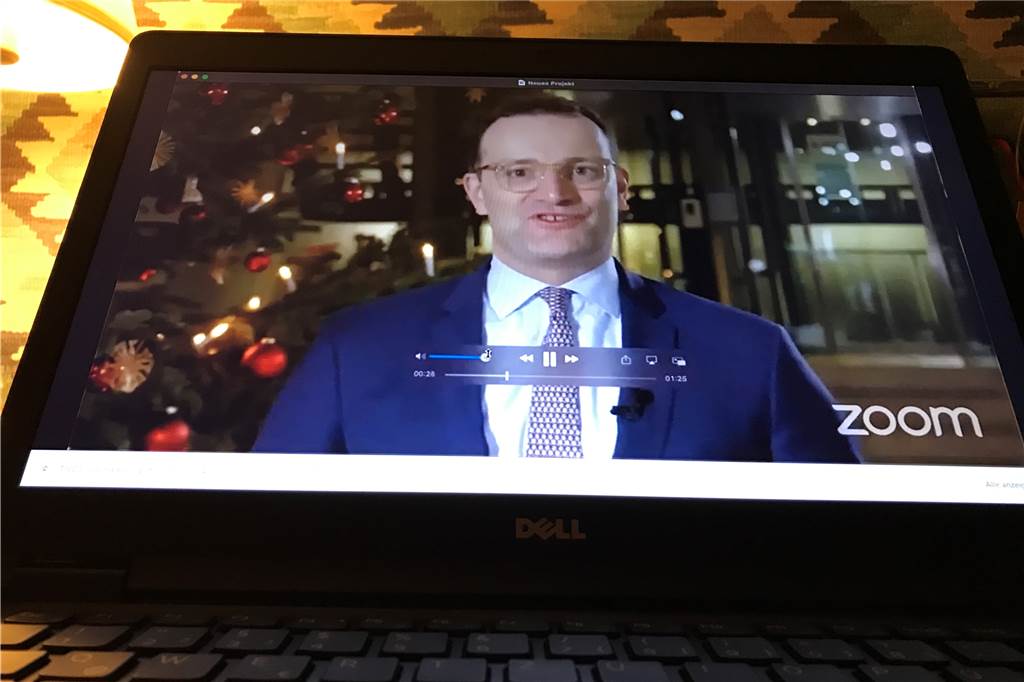 Ellewicker Jahresrückblick mit satirischem Dorfhahn und lustigen Anekdoten Jens Spahn hatte eine Videobotschaft für die Ellewicker und Crosewicker aufgenommen.