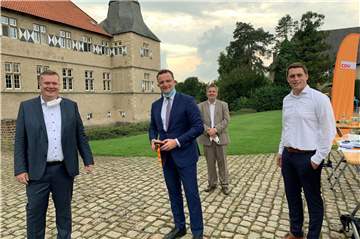 Jens Spahn (M.) mit CDU-Bürgermeister-Kandidat Thomas Stohldreier (l.) und Aschebergs CDU-Chef Maximilian Sandhowe am Schloss Westerwinkel. Im Hintergrund Nordkirchens CDU-Chef Rainer Bolte.