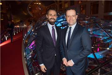 Jens Spahn (r.) und sein Mann Daniel Funke haben in Berlin eine Villa gekauft. Der Kaufpreis wurde offenbar komplett von der Sparkasse Westmünsterland finanziert.