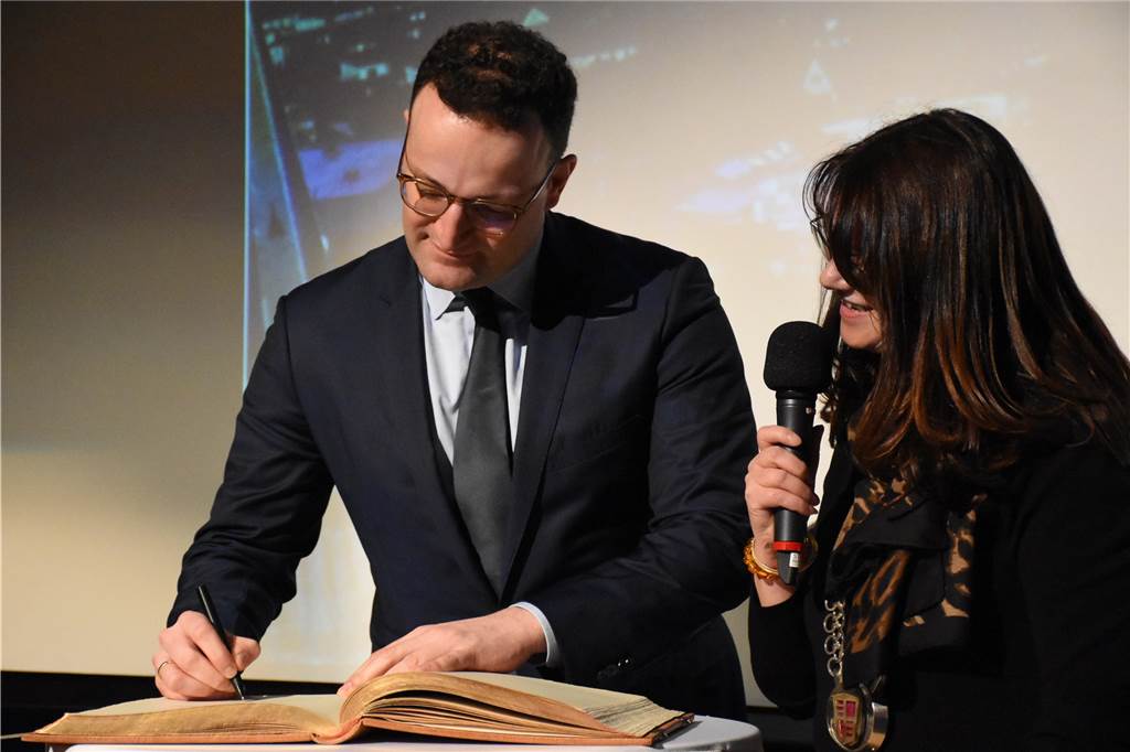 Viele Fotos: Ahauser Neujahrsempfang mit Sekt, neuem Image-Video und Spahn-Komplimenten Jens Spahn trug sich am Sonntag ins Goldene Buch der Stadt ein.