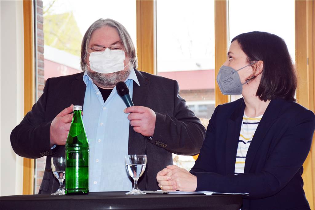 Von der Oma bis Karl Marx: Talkrunde der Landtagskandidaten in Vreden Jens Steiner und Heike Wermer stritten über den Wohnungsbau und die Windkraftnutzung.