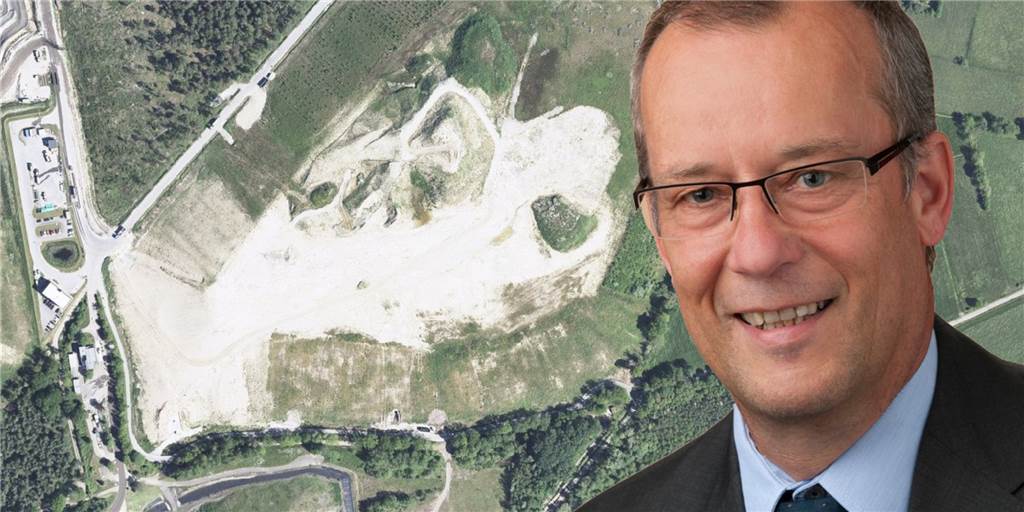 Jens Utermann vor einem Luftbild des Mühlenbergs in Gahlen