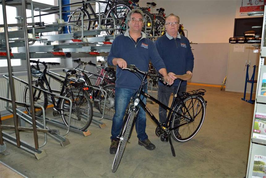 Jens Wegener (l.), Leiter der Schwerter Radstation, und Mechaniker Hubert Jamrosy, beraten Fahrradfahrer gerne dazu, wie sie ihr Fahrrad winterfest machen.