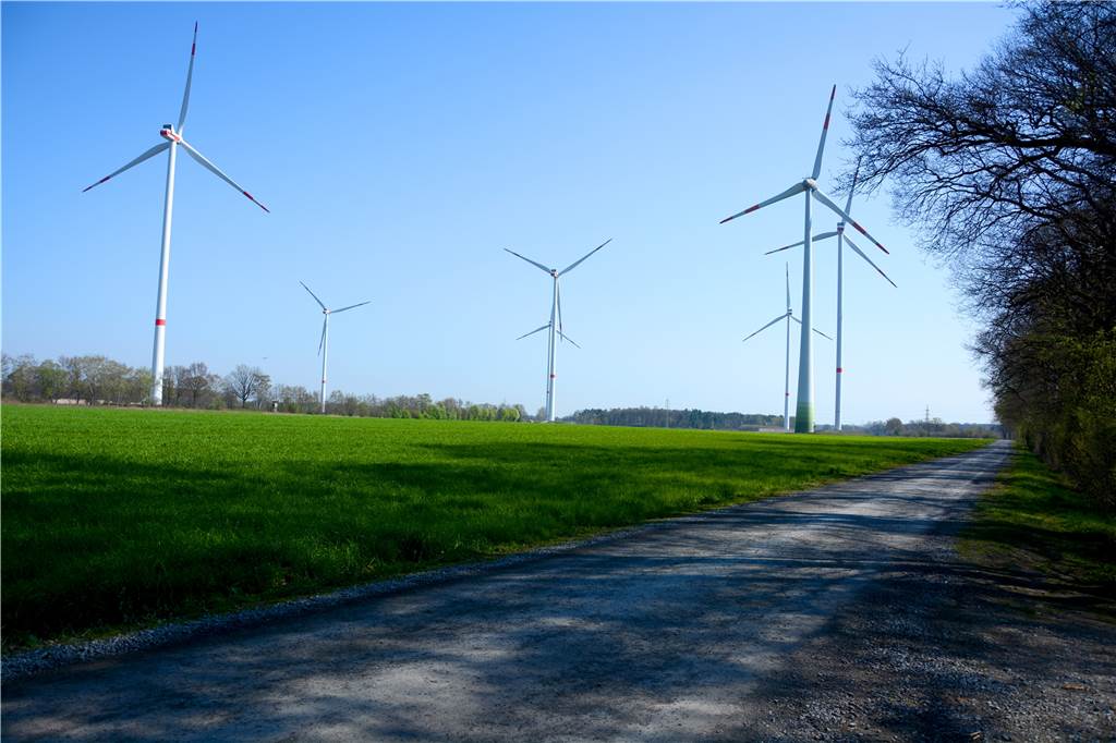 Planung für neue Windräder bringt Südlohner Politiker auf die Barrikaden Jenseits der Gemeindegrenze – in Immingfeld – drehen sich bereits etliche Windräder.