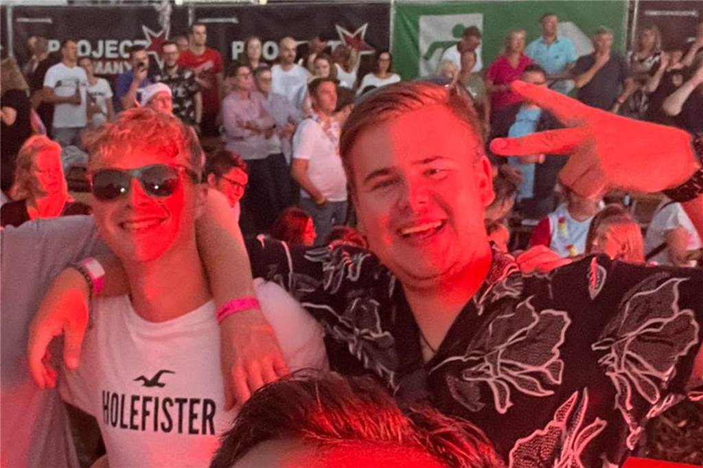 Absage von „Project Germany“: Ticketkäuferin macht sich Sorgen um ihr Geld Jeremy Kreutz (weißes T-Shirt) und seine Freunde hatten sich auf das Festival 2024 in Südkirchen gefreut.