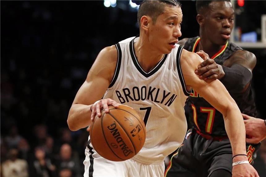 Schröders NBA-Team Atlanta verpflichtet Lin Jeremy Lin (l) und Dennis Schröder spielen jetzt gemeinsam für die Atlanta Hawks. Foto: Adam Hunger/AP