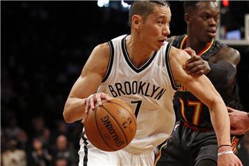 Jeremy Lin (l) und Dennis Schröder spielen jetzt gemeinsam für die Atlanta Hawks. Foto: Adam Hunger/AP