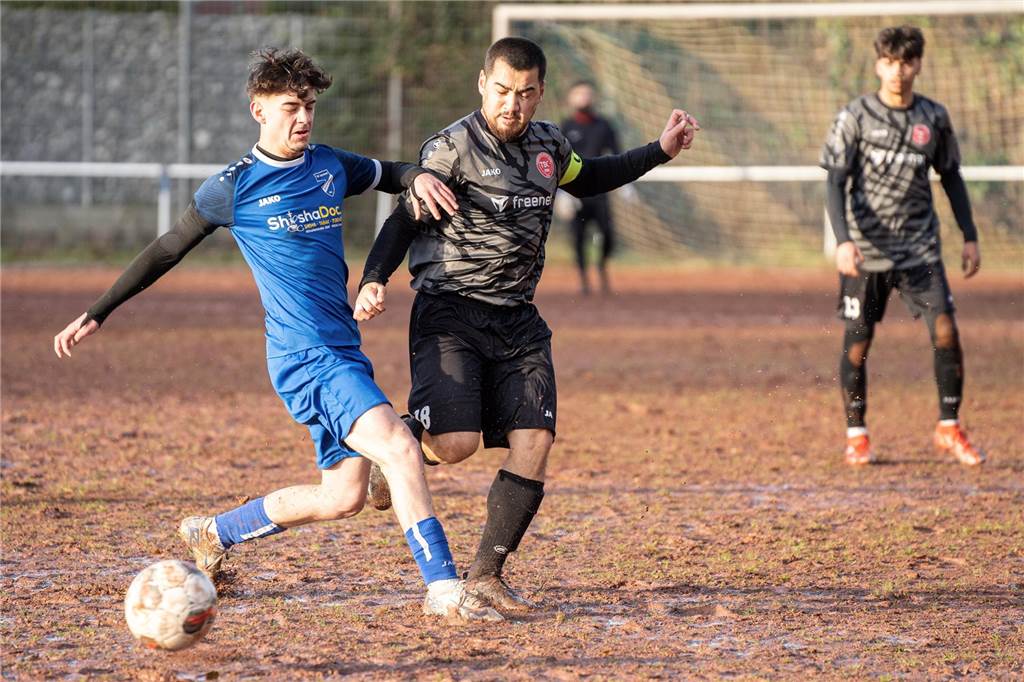 Jeremy Struchtrup will beim TuS Niederaden mehr als Platz drei Jeremy Struchtrup vom TuS Niederaden (l.) kämpft um den Ball.