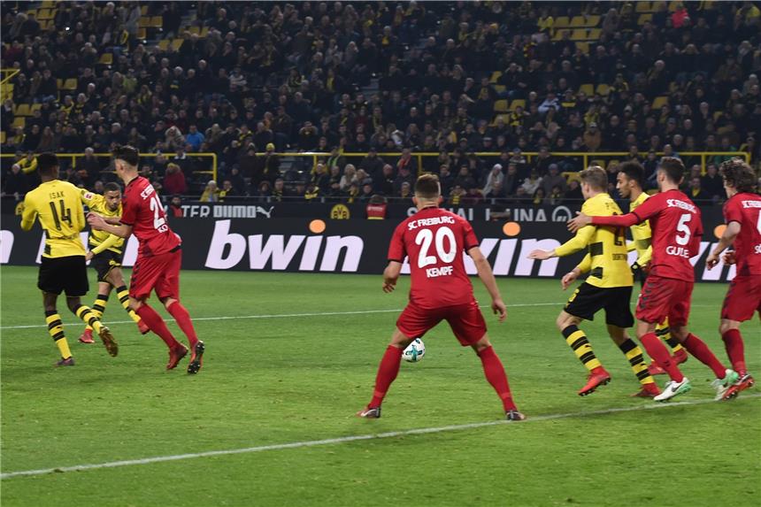 Toljan rettet hilflosem BVB im Endspurt noch einen Punkt Jeremy Toljan (l.) rettete dem BVB mit seinem Treffer in der Nachspielzeit das 2:2 gegen Freiburg.
