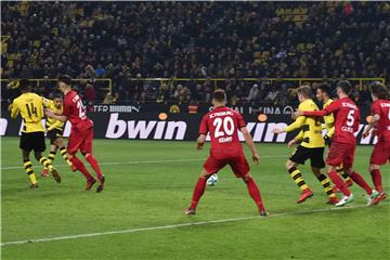 Jeremy Toljan (l.) rettete dem BVB mit seinem Treffer in der Nachspielzeit das 2:2 gegen Freiburg.