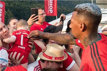 Jérôme Boateng gibt im Trainingslager fleißig Autogramme. An dem Bayern-Spieler soll auch Manchester United Interesse haben. Foto: Peter Kneffel