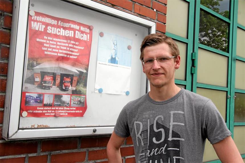 Feuerwehrmann wird wegen ADHS ausgemustert Jerome Bürger vor dem Gerätehaus der Freiwilligen Feuerwehr in Nette.