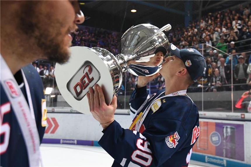 Jerome Flaake küsst den Championsleage Pokal. Foto: Andreas Gebert/Archiv