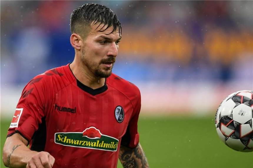 Jerôme Gondorf kritisiert hohe Fußball-Gehälter Jerôme Gondorf vom SC Freiburg hat sich für eine Obergrenze der Gehälter im Profi-Fußball ausgesprochen. Foto: Patrick Seeger