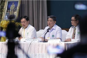 Jesada Chokdumrongsuk (M), stellvertretender Leiter des Gesundheitsministeriums, spricht während einer Pressekonferenz in einem Krankenhaus. Foto: Vincent Thian/AP