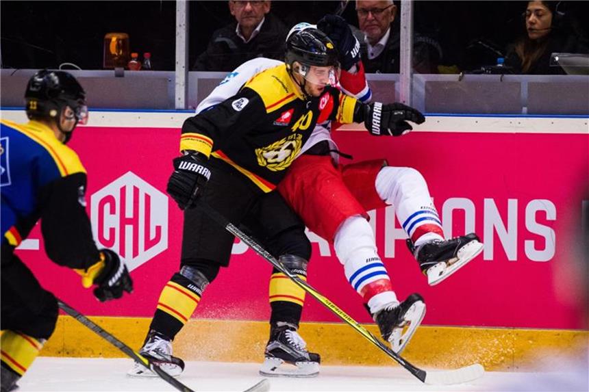 Mannheim will auf Vorkommnisse in Champions League reagieren Jesper Jensen von Brynäs IF Gävle (M) drückt einen Spieler der Mannheimer an die Bande. Die Niederlage gegen den schwedischen Club ist für den deutschen Club das Aus in der Champions League. Foto: Simon Hastegrd/Bildbyran