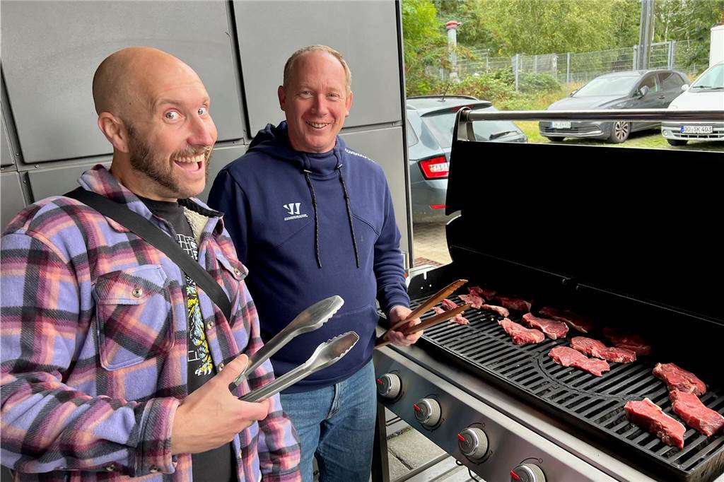 Jesse Demel, Chief Happyness Officer, und Henning Urbach, Feel-Good-Manager, werfen für die itemis-Mitarbeitenden den Grill an.