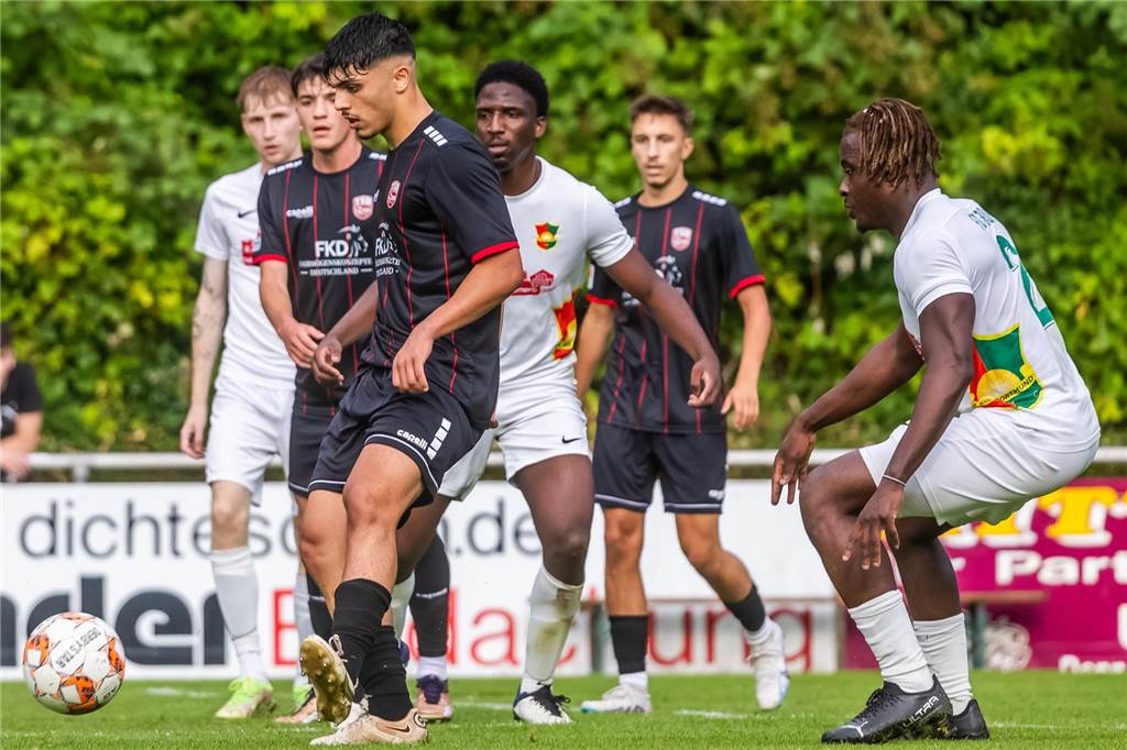 Jesse Kuhn (r.) verteidigt für den FC Roj konstant gut.