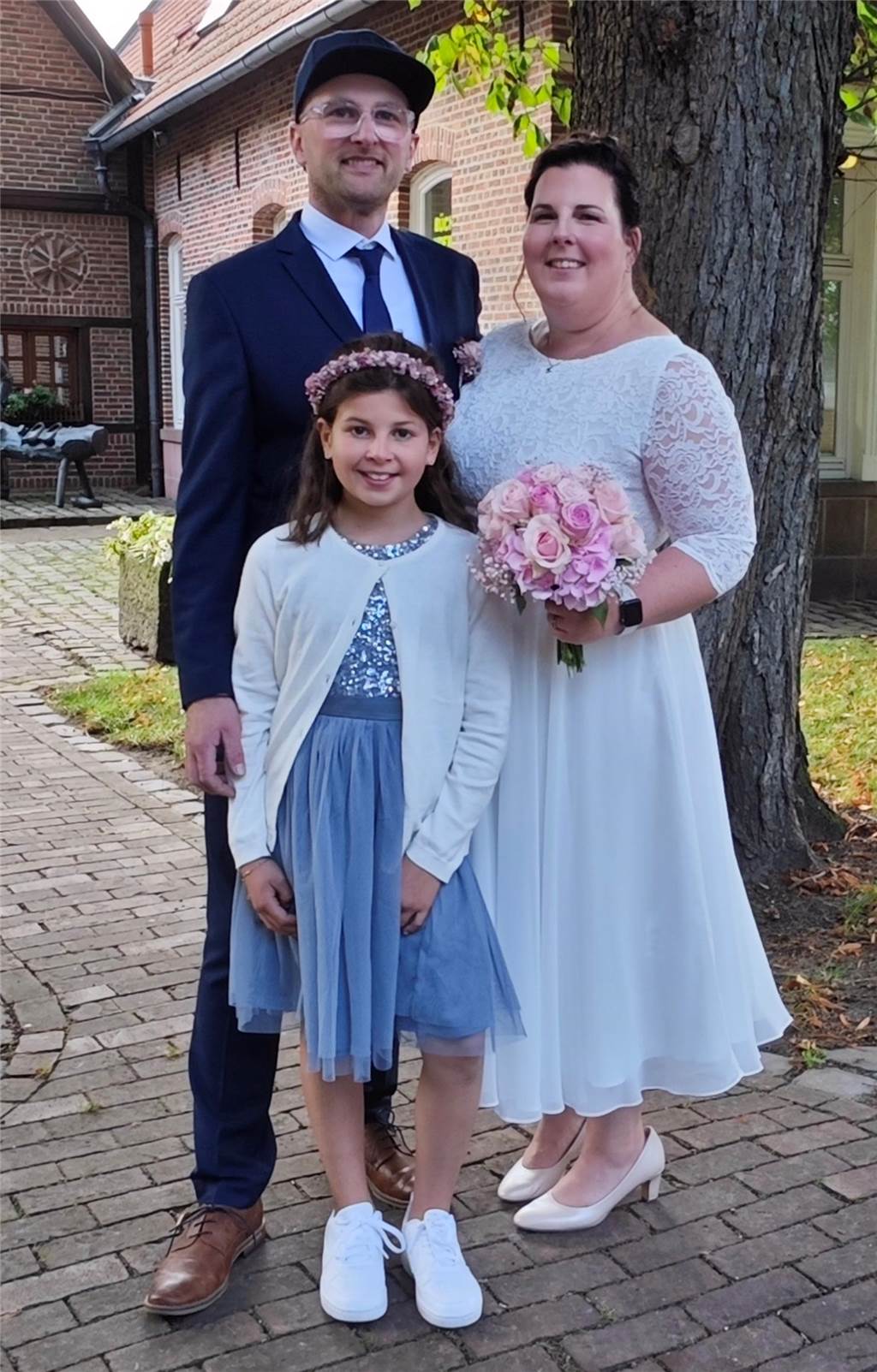 Mit dem Parallel-Tandem ins Eheglück: Jessica (39) und Stefan (40) heiraten in Wessum Jessica Hesselbarth (39) und Stefan Brinkmann (40) haben geheiratet. Mit dabei war auch die Tochter der Braut Rose Linda (9).