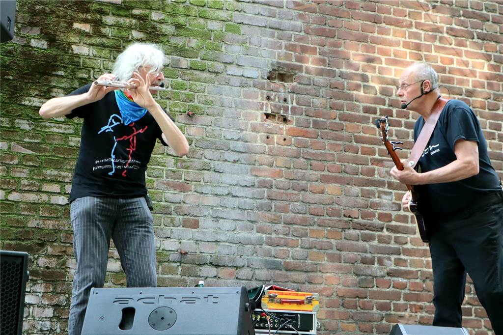 Sandkasten wird zum Schauplatz für ein tolles Open-Air-Konzert Jethro Tull-Musik vom Feinsten: Michael Thiemann und Reinhard Ernst wissen, wie es geht.