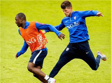 Jetro Willems (l) im Duell mit Klaas-Jan Huntelaar während einer Trainigseinheit der Nationalmannschaft. Foto: Koen Van Weel
