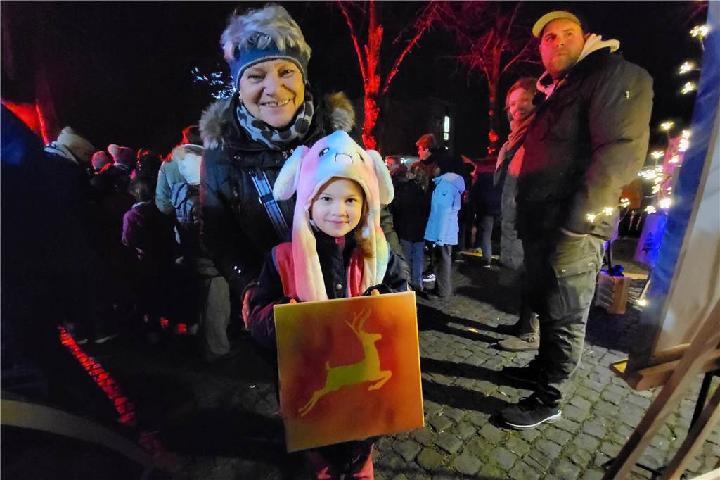 Winterspecial bei „Ascheberg trifft sich“ sorgt für weihnachtliche Stimmung Jette, 6 Jahre, mit einem orangenen Bild von einem springenden Hirschen